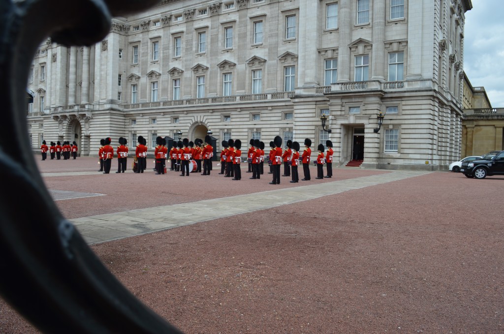 Tutti pronti per lo spettacolo quotidiano del Cambio della Guardia