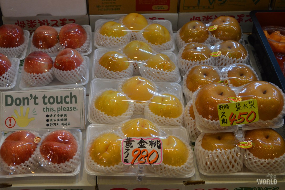 nishiki-market-fruits